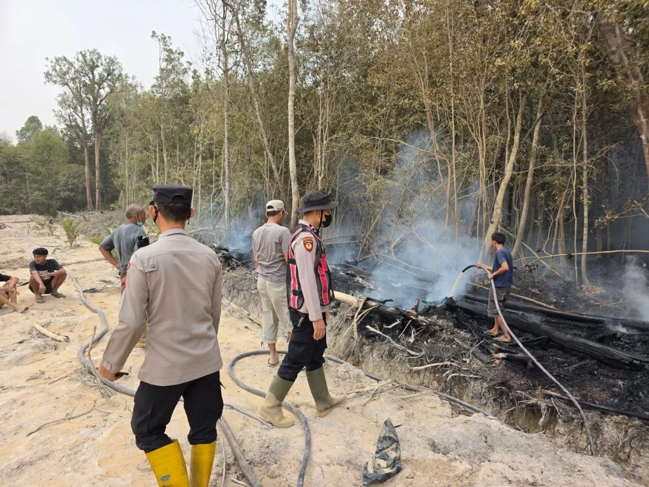 Laporan Warga lewat 110 Ditindaklanjuti, Polsek Batanghari Leko Datangi Lahan Terbakar — foto 1