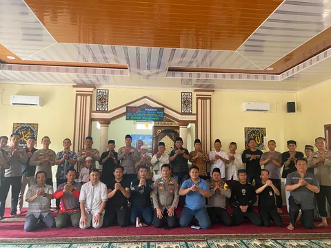 Sebelum Salat Pesan Keamanan, Usai Salat Berbagi Makan Siang di Tanah Abang