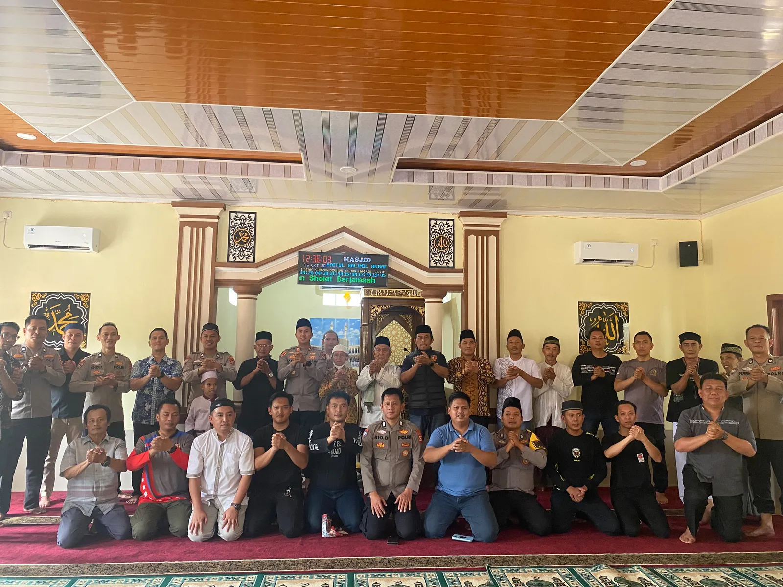 Sebelum Salat Pesan Keamanan, Usai Salat Berbagi Makan Siang di Tanah Abang
