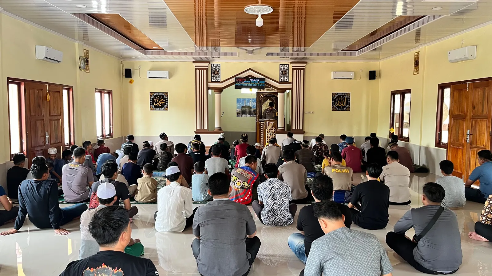 Sebelum Salat Pesan Keamanan, Usai Salat Berbagi Makan Siang di Tanah Abang — foto 1