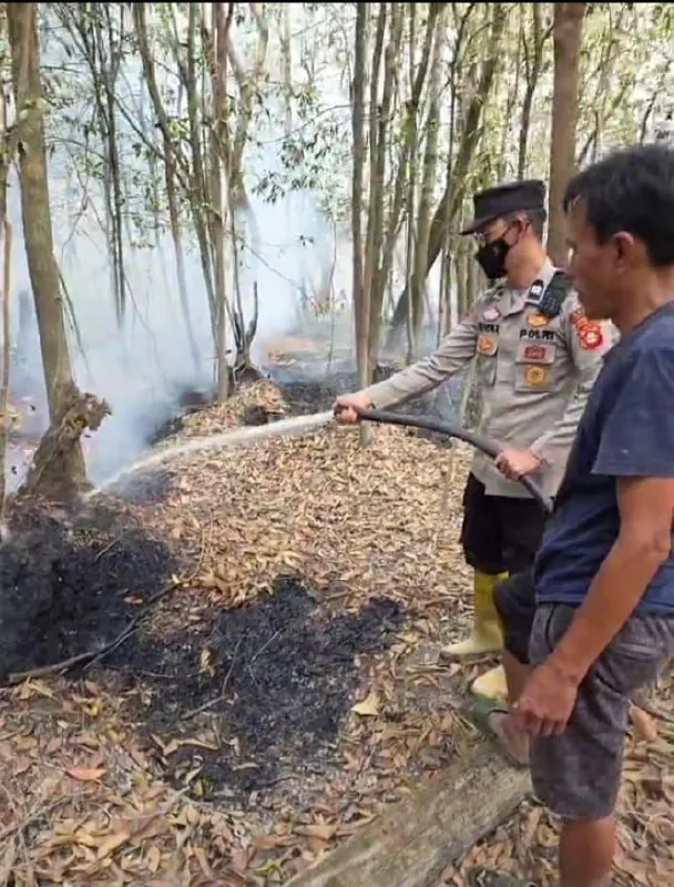 Laporan Warga lewat 110 Ditindaklanjuti, Polsek Batanghari Leko Datangi Lahan Terbakar